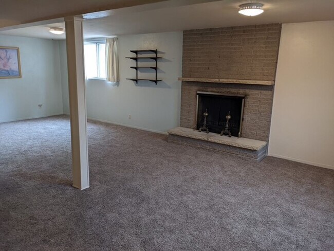 Building Photo - Tulip Way 4125-4127