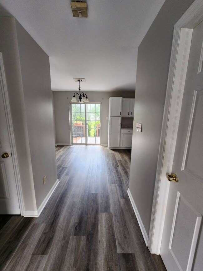 Building Photo - Updated Townhome available now!