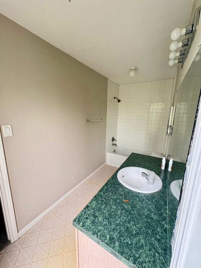 Building Photo - 2117 Whittier Dr