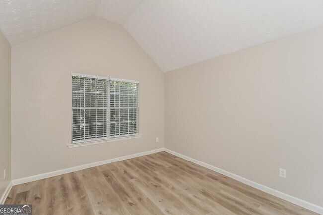 Building Photo - 550 Gardinia Dr