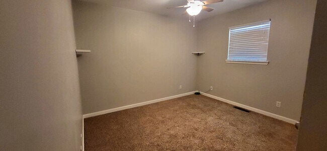 Building Photo - 3 Bedroom 2 Bath 2 Car Garage! Southeast! ...