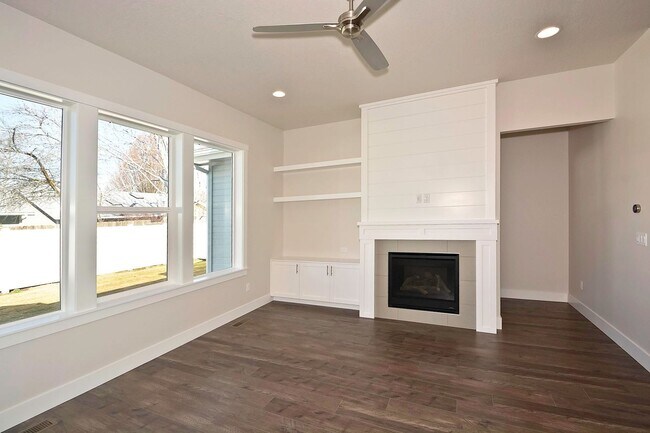Building Photo - Centrally Located 3 Bedroom 2 Bathroom Home