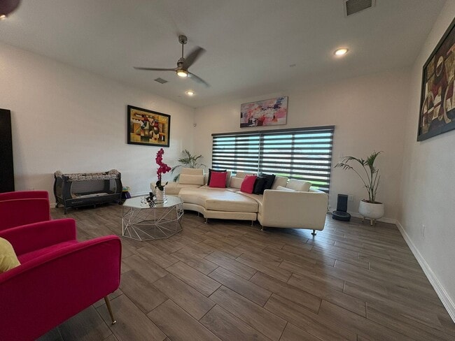 Building Photo - FAR EASTSIDE HOME FOR RENT