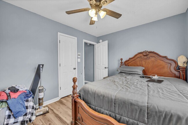 Building Photo - 4 Bedroom 2 Bath Pet Friendly Home For Rent!