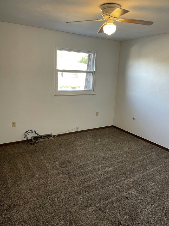 Building Photo - 4163 W Ridge Rd