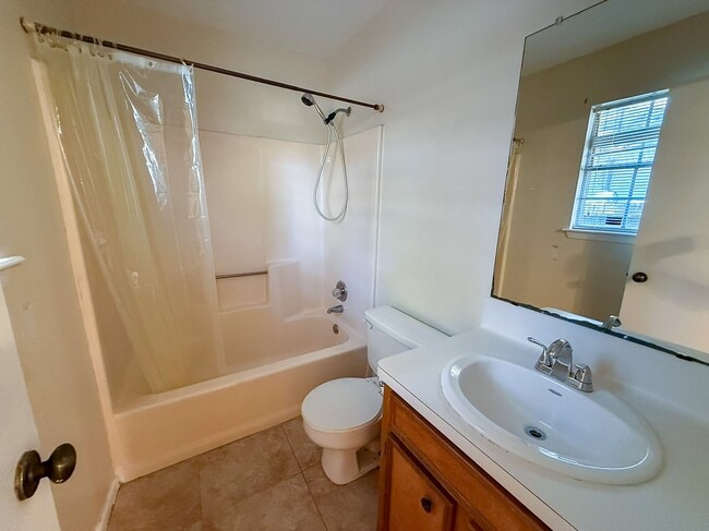 Building Photo - 3005 Brook Dr