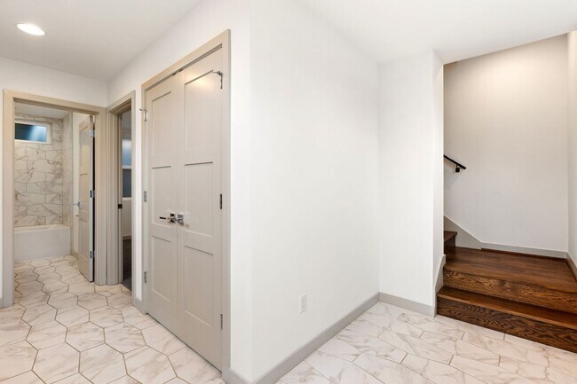 Building Photo - Modern 3-Bedroom Townhome with Rooftop Deck in NE Seattle