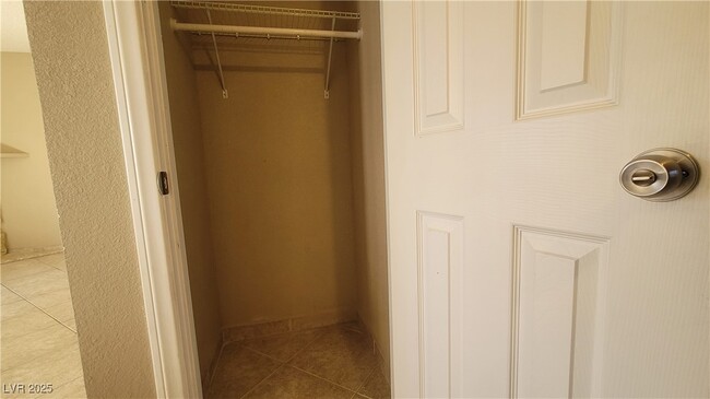 Building Photo - 1209 N Buffalo Dr