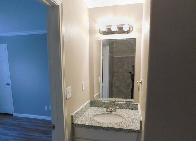 Building Photo - 155 Varsity Dr