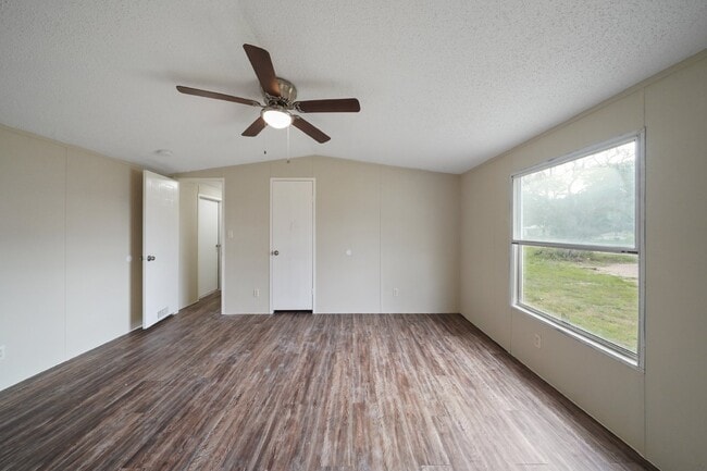 Building Photo - Charming 3-Bed, 2-Bath Retreat on Country Oaks Street, Brazoria!