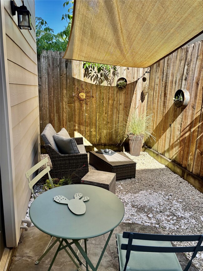 Building Photo - 919 W 15th St