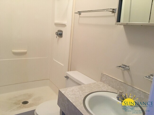 Building Photo - Great 3 Bedroom Townhouse in Shalimar