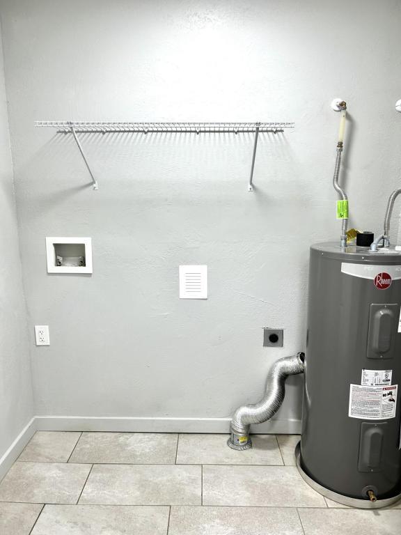 Building Photo - 3007 E Corona St