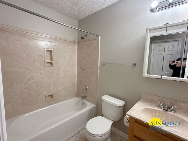 Building Photo - Lovely 2 Bedroom Duplex In Navarre