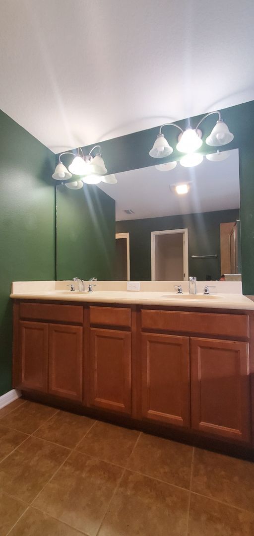 Building Photo - Gorgeous 4-Bedroom, 3-Bathroom Home in Tampa