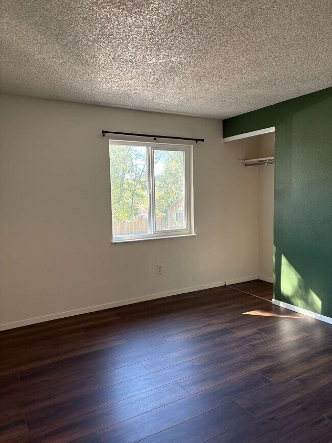 Building Photo - 2 bedroom duplex - Bennett