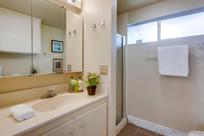 Building Photo - 5911 Folsom Dr