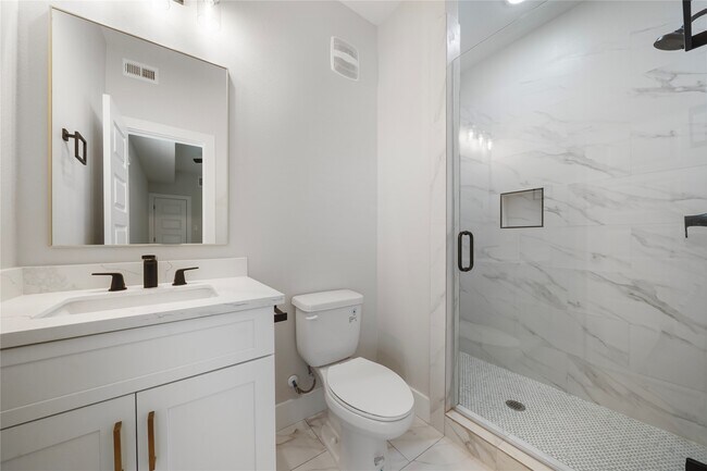 Building Photo - 402 E 37th St