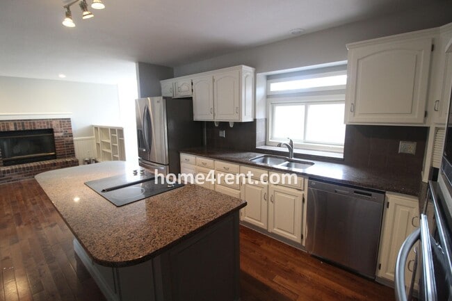 Building Photo - Gorgeous Lake Home w/ Beautiful Walking Tr...