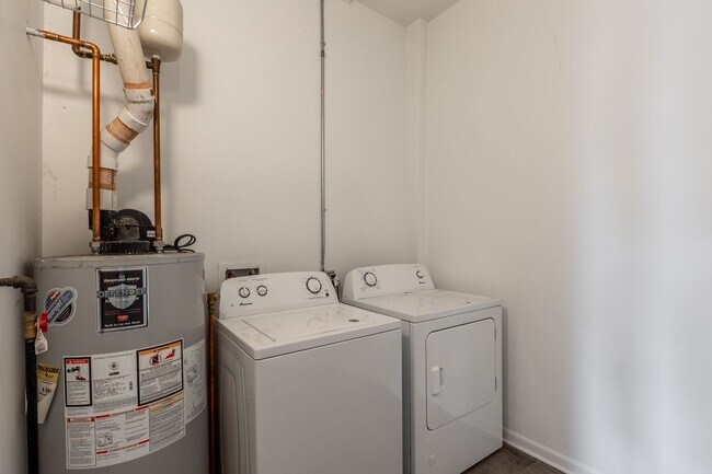 Building Photo - Spacious 3 Bed 2 Bath Duplex Up, In unit W/D in Humboldt Park!