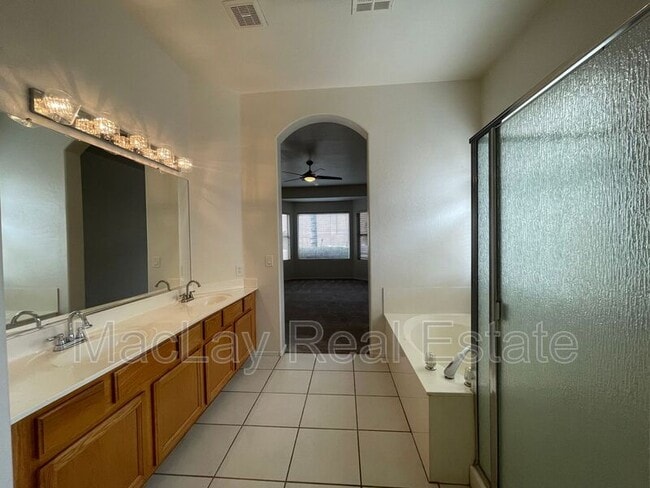 Building Photo - 3820 S Barberry Pl