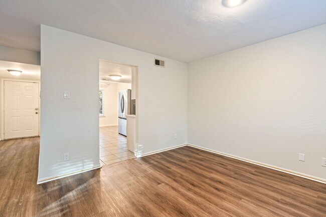 Building Photo - Homey Comfort with Spacious Yard in North Austin