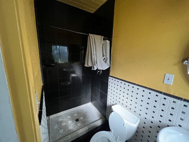 Building Photo - Mid-Century Hayward Home For Rent