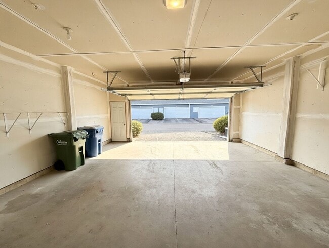 Building Photo - Rare 2bed + Loft Townhome in Maple Grove