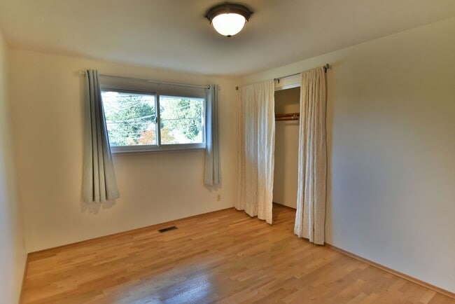 Building Photo - 5Bd/1.75Ba Mountlake Terrace House