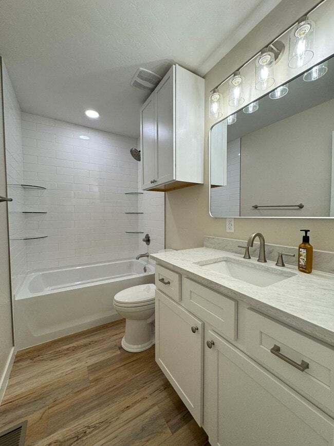 Building Photo - 1442 E Broadway St