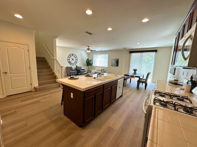 Building Photo - Stunning 4 Bedroom, 3 Bath Questa Home