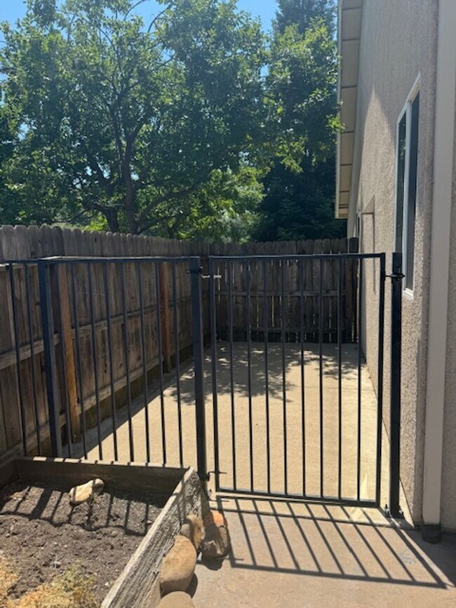 Building Photo - Enterprise Neighborhood 3 Bedroom Home with bonus room and 3 car garage- Landscaping Included!