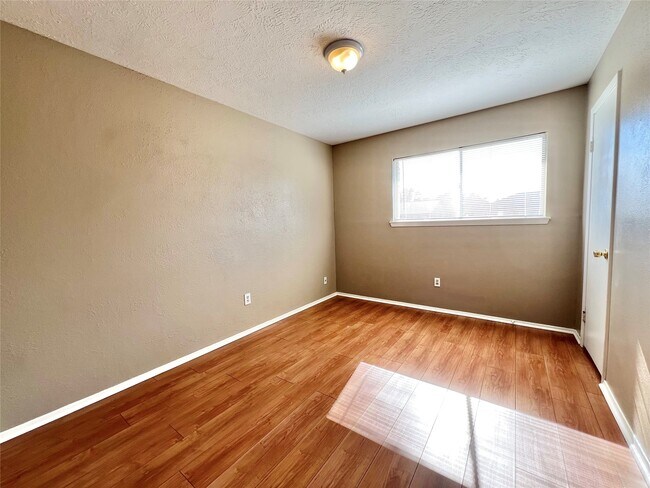 Building Photo - 303 Brigadoon Ln