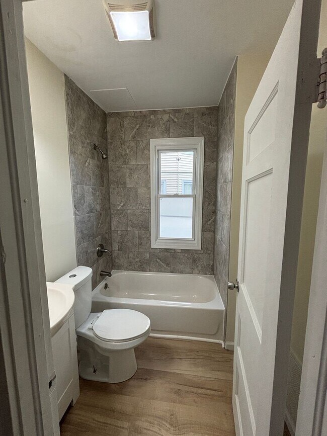 Building Photo - 38 Roberts St