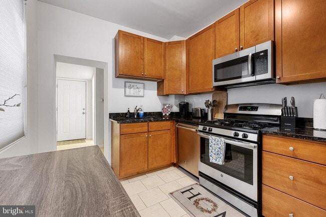 Building Photo - 831 S Montford Ave