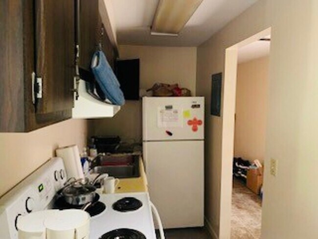 Building Photo - 2026 Summit St