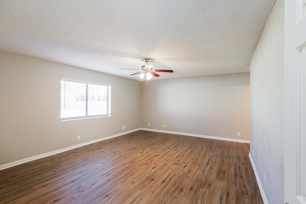 Building Photo - 1214 E Greenway Cir