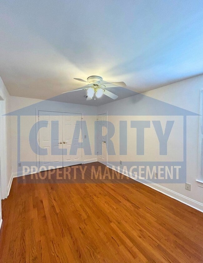 Building Photo - Beautiful three bedroom home in North Clev...