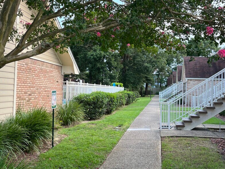 Walkway from Pool to Unit - 5001 Grande Dr
