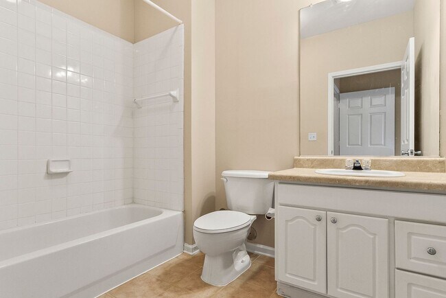 Building Photo - Nice 1 Bed 1 Bath at Capstone Quarters! Available Fall 2026!