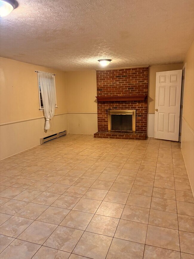 Building Photo - 203 Fleetwood Dr