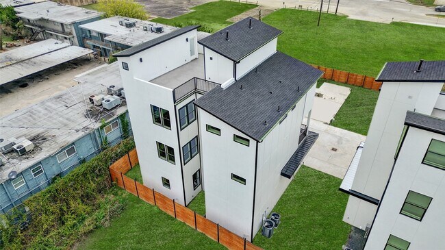 Building Photo - 6814 Hartland St