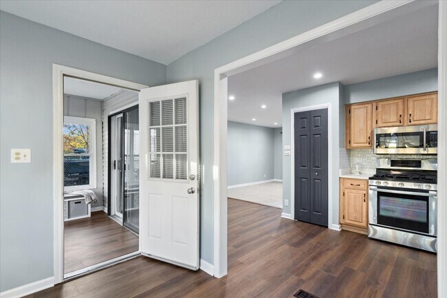 Building Photo - 809 Oakton Ave