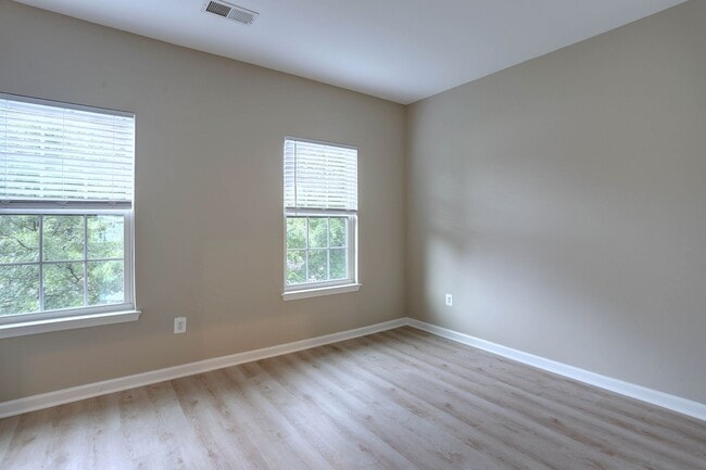 Building Photo - 3BR, 3BA, 1-Car Garage Townhome in Howard Square