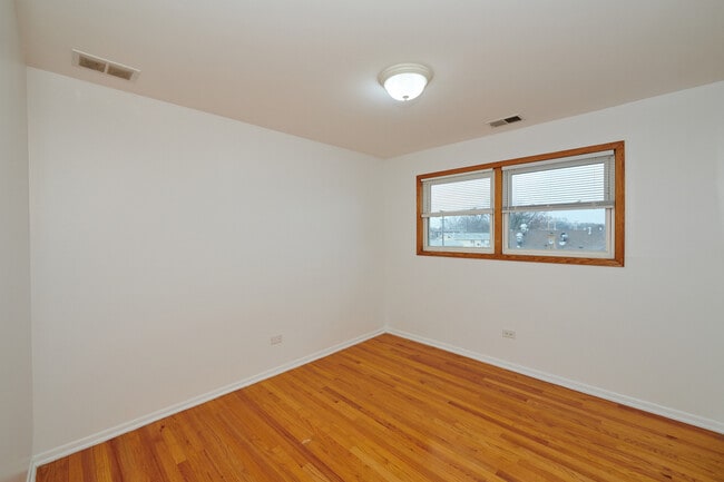 Building Photo - 6780 W Forest Preserve Dr