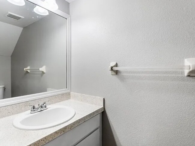 Building Photo - 2820 S Pines Dr