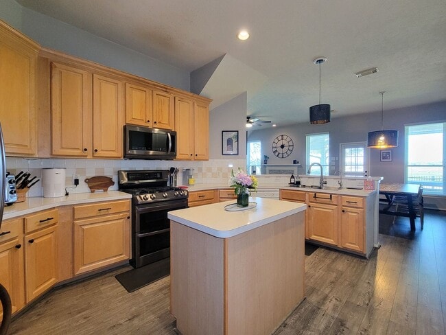 Building Photo - Welcome home to this charming 4-bedroom, 3-bathroom brick house in the desirable Stone Gate commu...