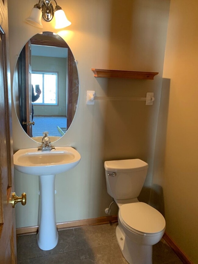 Building Photo - 2 Bed/1.5 Bath Townhome- Cottage Grove- Available August 1st 2026