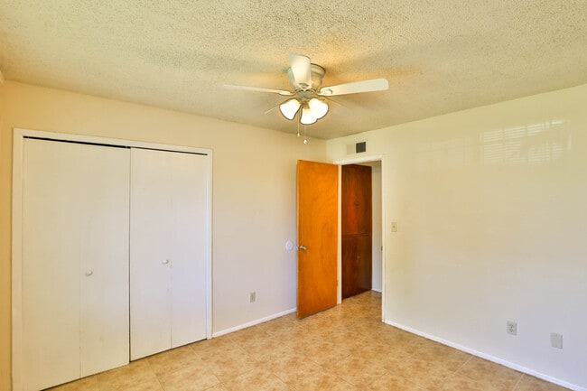Building Photo - 505 S Lesueur
