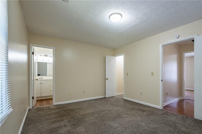 Building Photo - 2928 Governors Ct